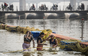 Purifying wash in the holy Ganges river