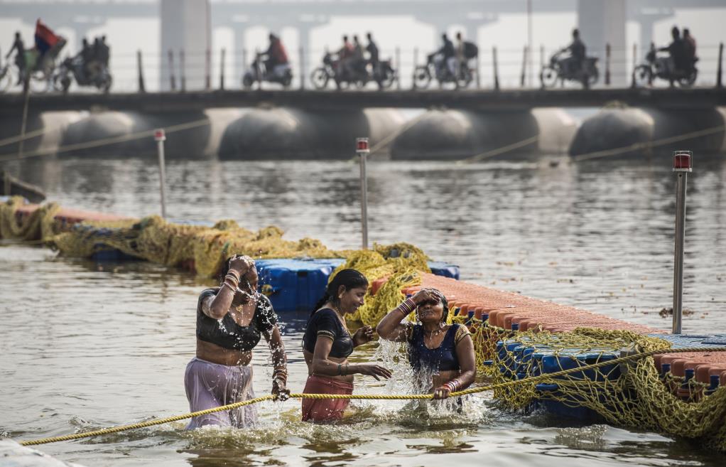 Purifying wash in the holy Ganges river